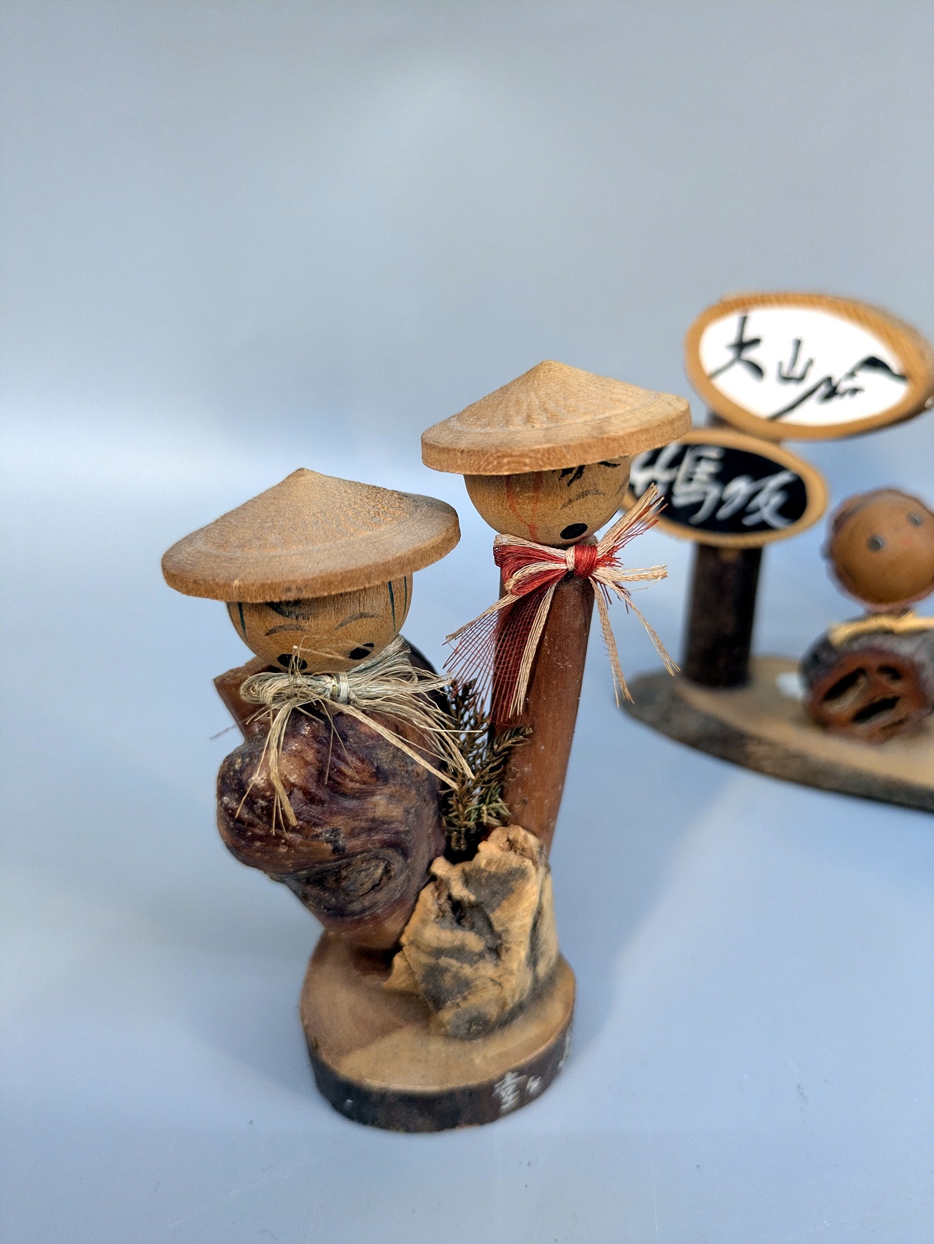 Two small travelers with straw hats