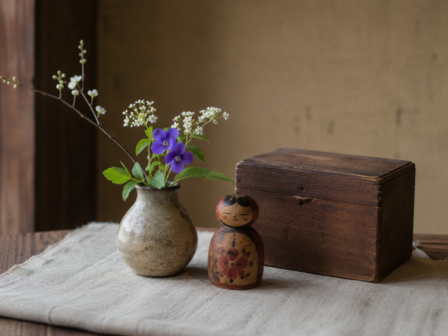 Small vintage Japanese object with flowers